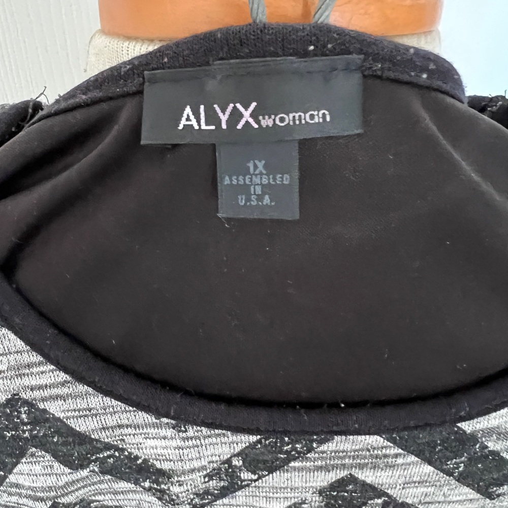 Chevron patterned top - Picture 5 of 5